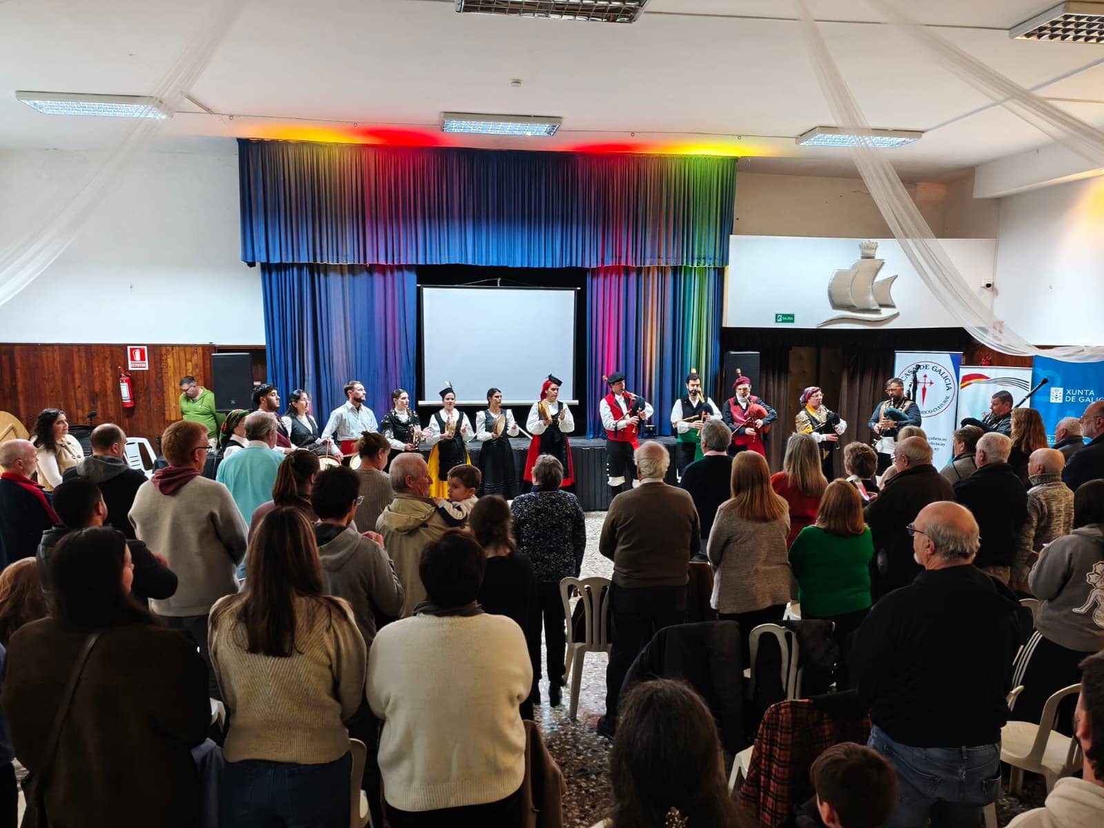 Toda a sala de pé durante o Himno de Galicia